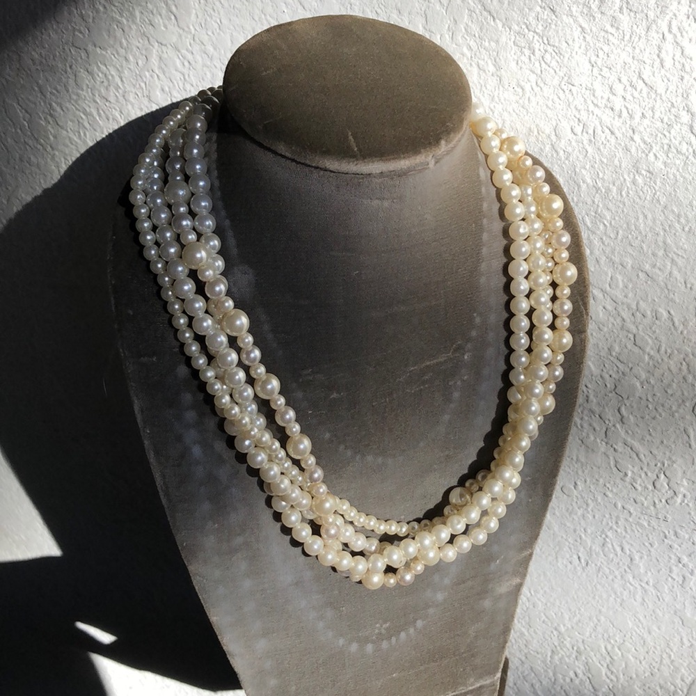 Ladies white pearl necklace